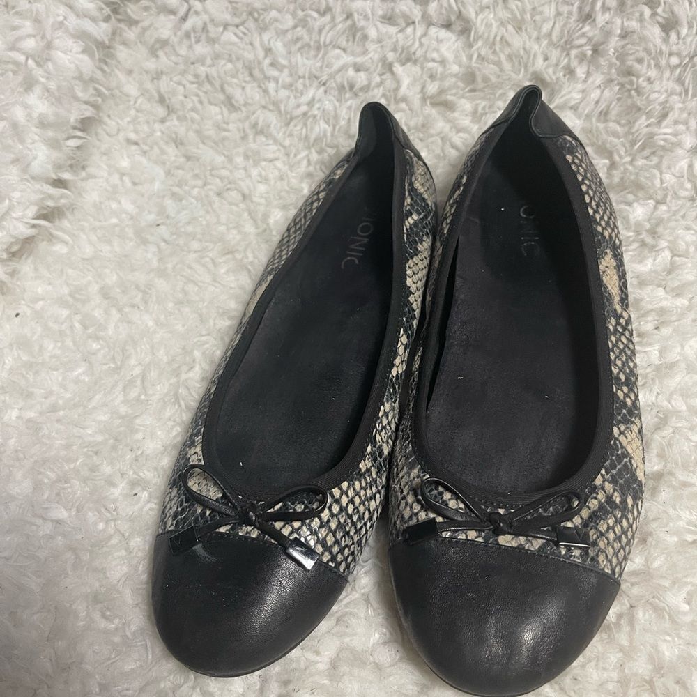 Visonic Leather Snakeskin Patterned Black & beige slip on Flats SZ10